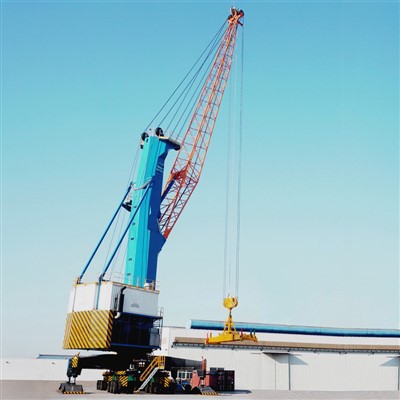 Kren kontena yang dipasang di Tyre